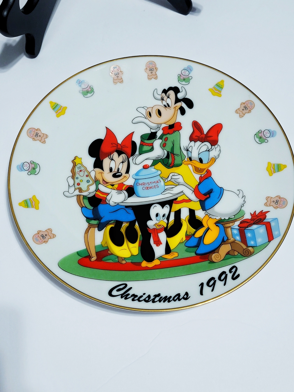Disney Christmas 1992 Collectible Plate - Red, Green, Yellow - Picture 2 of 3